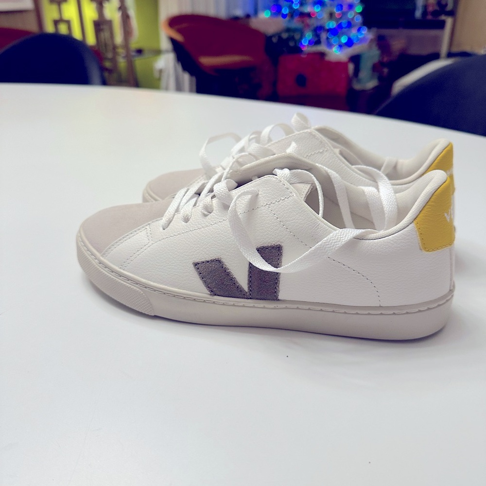Veja Small Esplar Big Kids Size 6